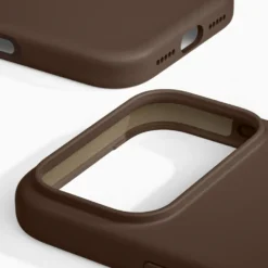 IDEAL OF SWEDEN Silicone MagSafe Case – mobildeksel til iPhone 17 Pro Mocha Mousse