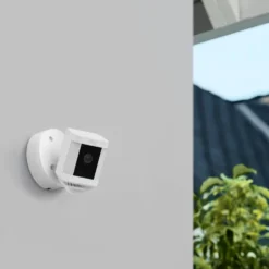 Ring Spotlight Cam Plus Battery Trådløst overvåkingskamera Hvit