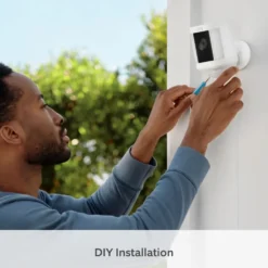 Ring Spotlight Cam Plus Plug-In Overvåkingskamera Hvit