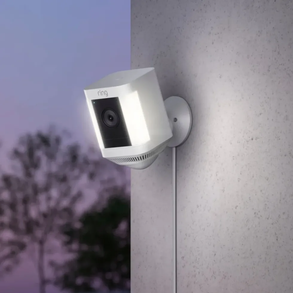 Ring Spotlight Cam Plus Plug-In Overvåkingskamera Hvit