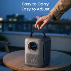 Soundcore P1i smart portabel projektor med vendbare høyttalere Svart