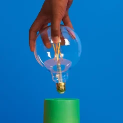 WiZ Clear Filament G95 Smart LED-pære E27 806 lm